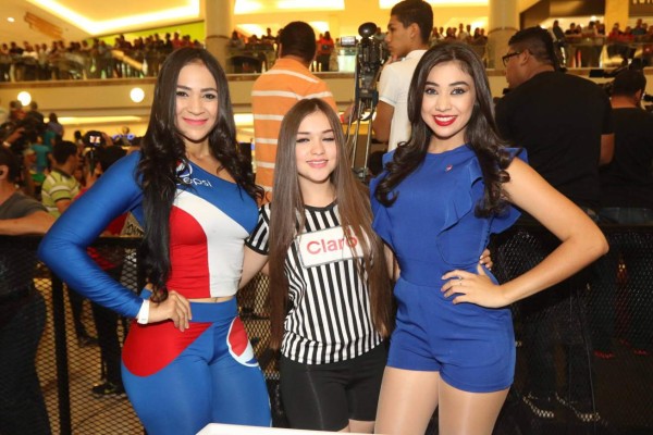 Las hermosas chicas que adornan llegada de Ronaldinho a Honduras