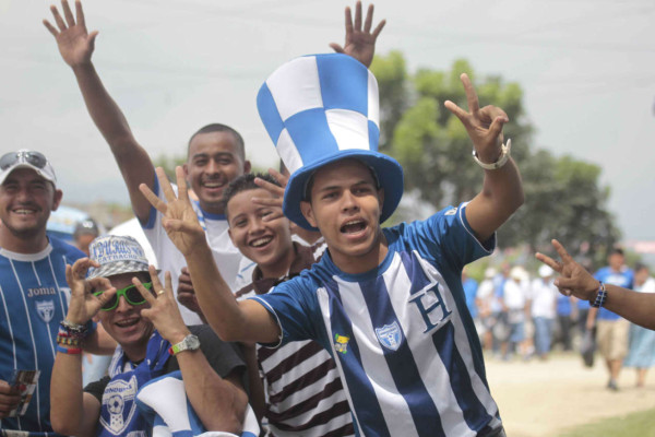¡La afición hondureña llenó el estadio Olímpico! .