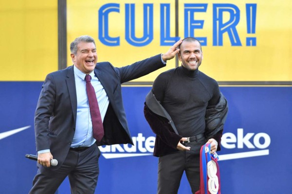 Así fue la presentación de Dani Alves como nuevo jugador del Barcelona: emoción, besos y dorsal legendario