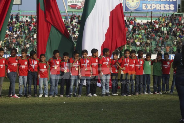 NO VISTE EN TV: ¿Para quién fue? El obsceno gesto de Costly y el reclamo de Claros