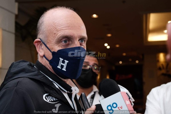 Bien resguardados, con pruebas PCR y muy sonrientes; así arribó la Selección de Honduras a El Salvador