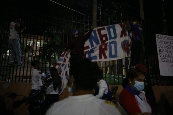 FOTOS: La UltraFiel y su banderazo a Olimpia fuera del estadio Nacional