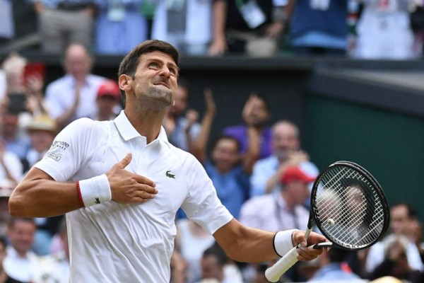 Final de Wimbledon: La tristeza de Federer y Djokovic se come el pasto tras su título
