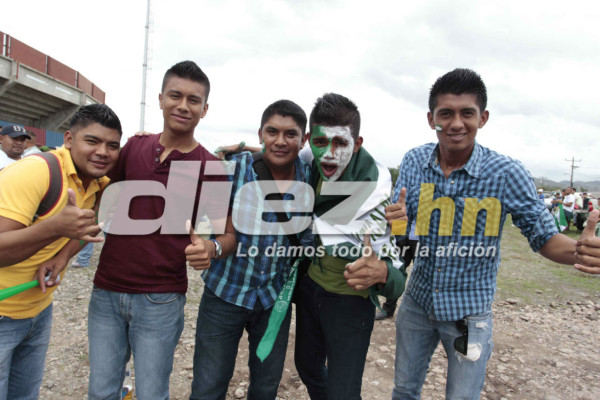 Aficionados del Parrillas One y Juticalpa ponen el ambiente en el estadio Carlos Miranda de Comayagua.