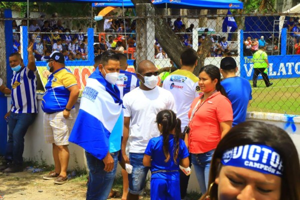 ¡A reventar! Chicas bellas, aficionados eufóricos y leyenda hondureña llenan sede del Victoria en La Ceiba