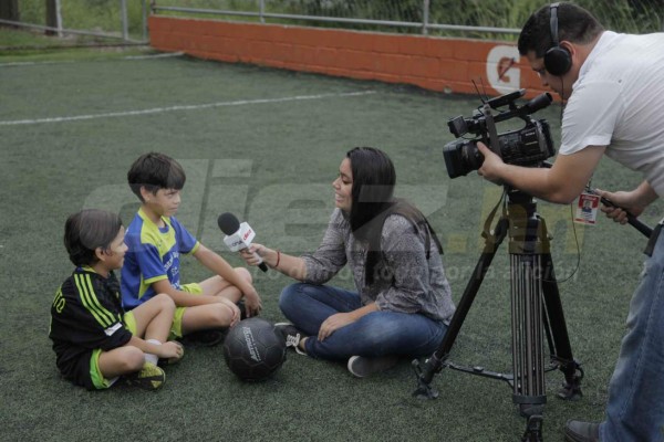 Niño hondureño exhibió regalo de Chicharito con sus compañeritos