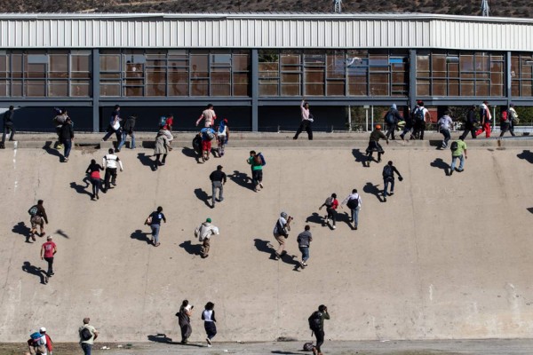 FOTOS: Migrantes de caravana rompen cerco policial e intentan cruzar frontera a Estados Unidos