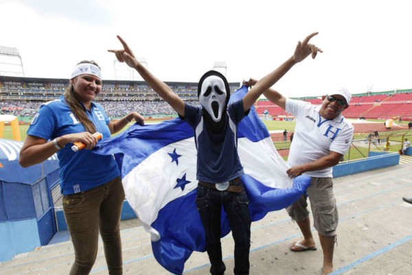 ¡La afición hondureña llenó el estadio Olímpico! .