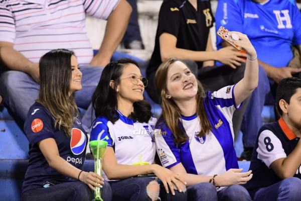 ¿Quién es la chica del maletín?; Las bellezas que adornan el Estadio Olímpico