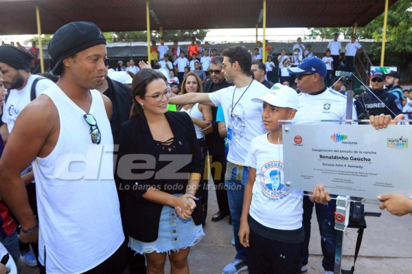 Las linduras que rodean a Ronaldinho en su visita a Tegucigalpa