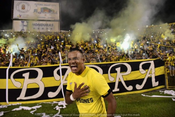 ¡Besos y gritos! La eufórica celebración de Real España, campeón de la Copa Premier