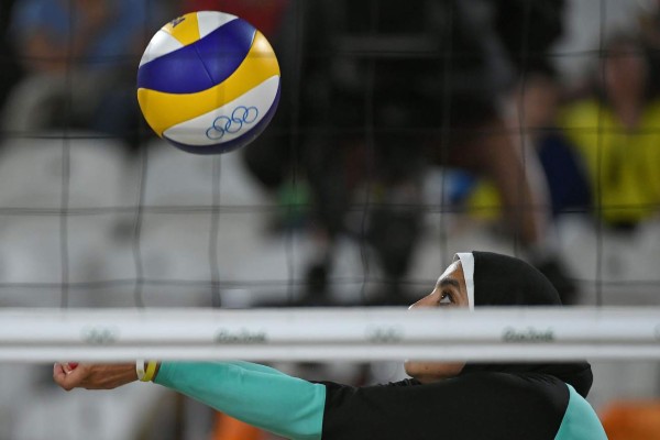 Jugadora de voleibol de Egipto utiliza velo en sus partidos