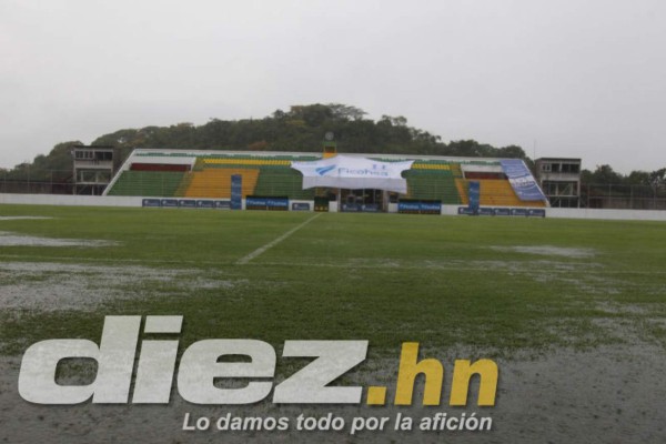 Como piscina olímpica: 45 minutos de lluvia inundaron cancha del Carlos Miranda