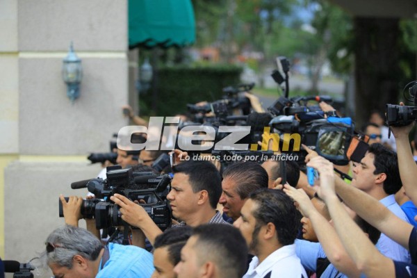 EN FOTOS: Chicharito Hernández causó furor en la llegada de México a San Pedro Sula