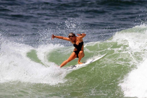 FOTOS: Maud, la bella chica que surfea en tacones