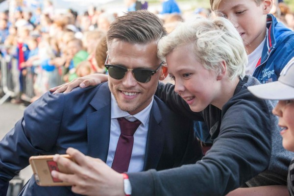 ¡Impresionante recibimiento de sus aficionados a los hérores de Islandia en la Eurocopa!