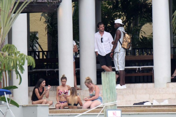Fotos: Captan a Pogba fumando y compartiendo con bellas mujeres