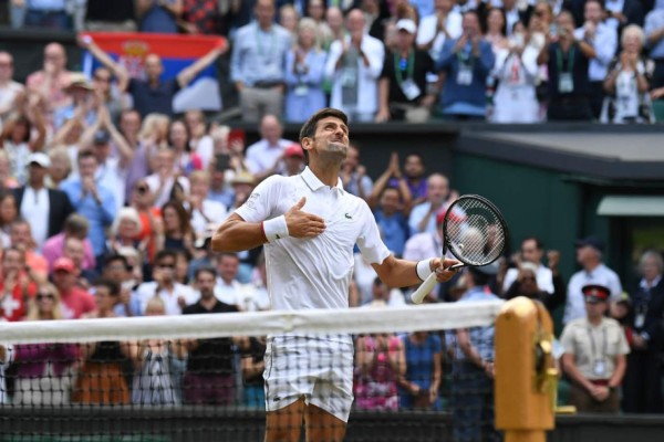 Final de Wimbledon: La tristeza de Federer y Djokovic se come el pasto tras su título