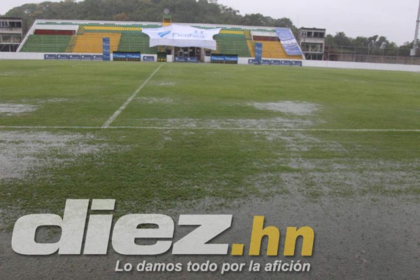 Como piscina olímpica: 45 minutos de lluvia inundaron cancha del Carlos Miranda