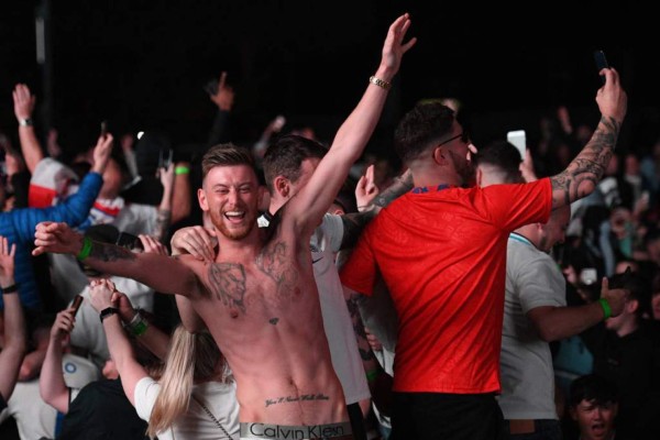 Derroche de locura: cervezas, llanto y festejo de Inglaterra en polémica clasificación a la final de la Euro
