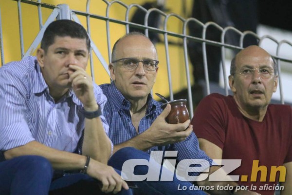 No se vio en TV: La frustración de Troglio y Olimpia tras perder el invicto; Olanchito y sus bellezas