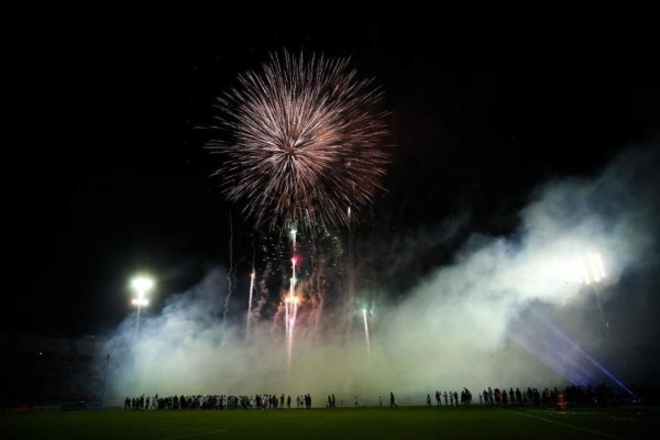 La emotiva despedida de Diego Forlán: Grandes estrellas de invitados y Luis Suárez de portero