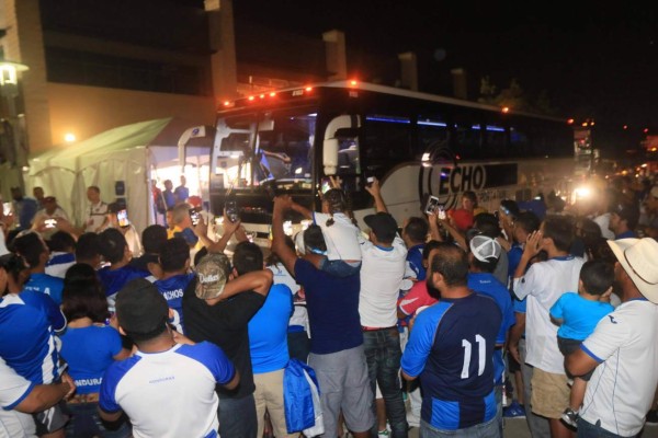Lo que no se vio en TV: Espectacular despedida en Texas y le quitaron la camisa de Elis a un hincha