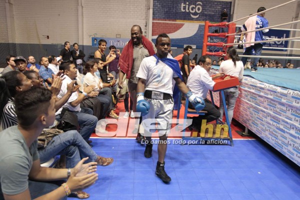 Noche de combates en la Villa Olímpica.