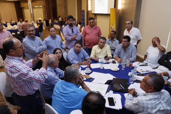 El blog de Mauricio Kawas: 'Los siete clubes deben presentarse a la Asamblea y debatir en la mesa lo que desean'