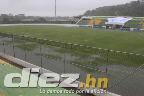 Como piscina olímpica: 45 minutos de lluvia inundaron cancha del Carlos Miranda