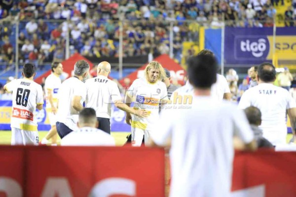 Fuegos artificiales, golazos y mucha alegría: Los mejores flashazos del Duelo de Leyendas en Honduras