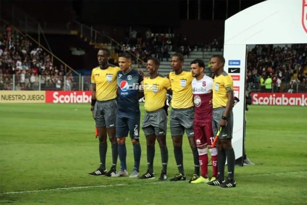 NO VISTE EN TV: Control de lujo del Paté Centeno y Denil ni con las manos detuvo a rival