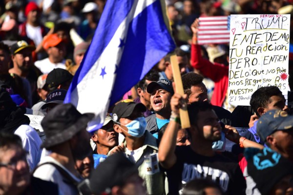 FOTOS: Migrantes de caravana rompen cerco policial e intentan cruzar frontera a Estados Unidos