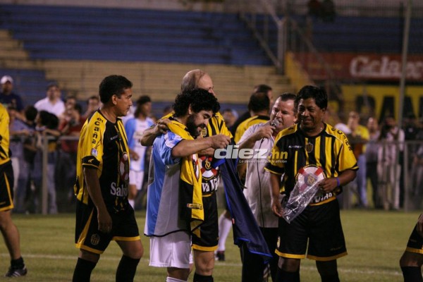 ¡Hotel y camisa de Motagua! El día que Diego Maradona visitó el Estadio Olímpico
