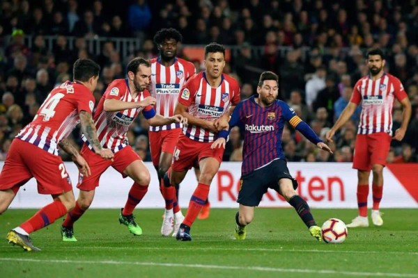 Curiosas: Cariño de Piqué a Griezmann; Antonella con compañía y un intruso en el Camp nou