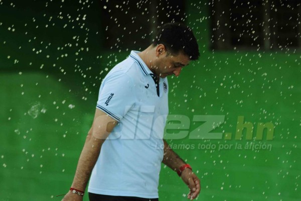 NO VISTE EN TV: El festejo de Platense y Diego Vazquez terminó bañado