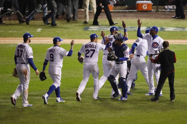 Los Cachorros vencen a Cleveland y todavía creen en el milagro