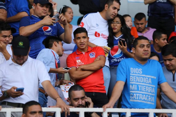 Maynor Figueroa, curioseando el celular a su esposa y Michaell Chirinos viendo a Olimpia