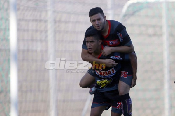NO VISTE EN TV: Saludo a Vargas, aficionada queda en brasier y niño irrumpe el clásico