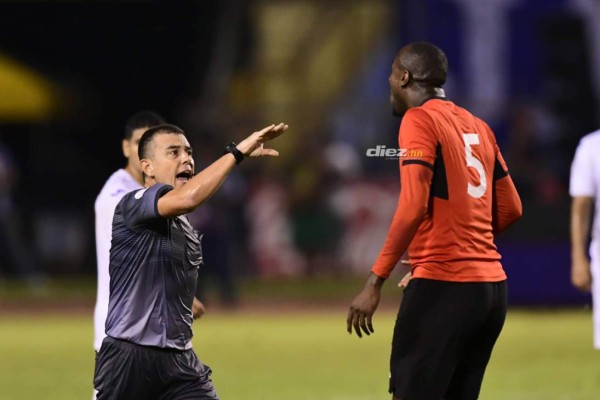 NO VISTE EN TV: Reclamos al árbitro, intercambio de camisas y tristeza trinitense