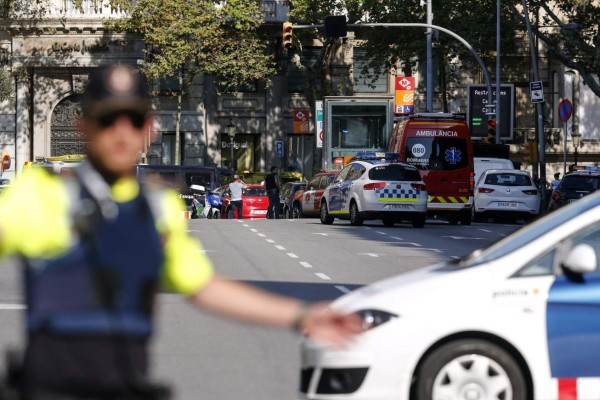 FOTOS: Las impactantes imágenes del atentado terrorista de Barcelona