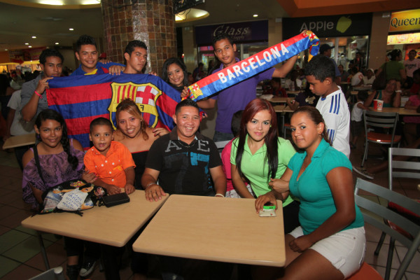 Afición catracha disfruto del clásico español.
