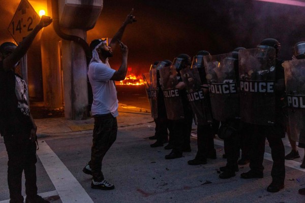 Terror en Minneapolis: Policía ataca con gas lacrimógeno y balas de goma a los protestantes