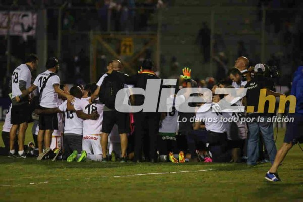NO SE VIO EN TV: El drama de los jugadores de Motagua y la inolvidable pancarta en gradería