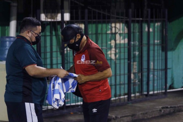 NO SE VIO EN TV: Pedro Troglio firma camisa, visita de seleccionados y el llenazo en el Morazán