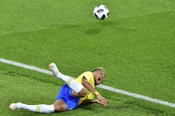 CURIOSO: El show de Neymar, jugador queda 'desnudo' y ¡pelea en las gradas!