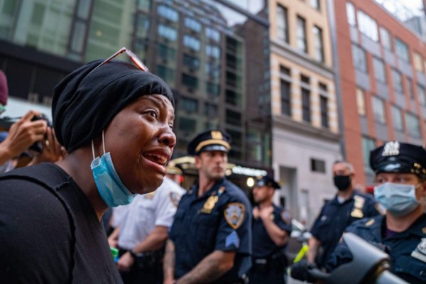 Terror en Minneapolis: Policía ataca con gas lacrimógeno y balas de goma a los protestantes