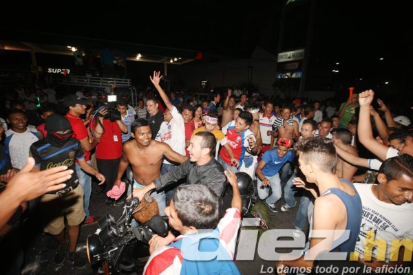 Aficionados festejan el título 29 del Olimpia en las calles