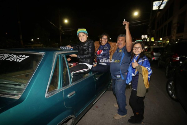 ¡Tegucigalpa se tiñe de azul! Aficionados salen a las calles a festejar la 16 del Motagua