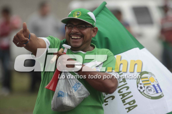 Aficionados del Parrillas One y Juticalpa ponen el ambiente en el estadio Carlos Miranda de Comayagua.